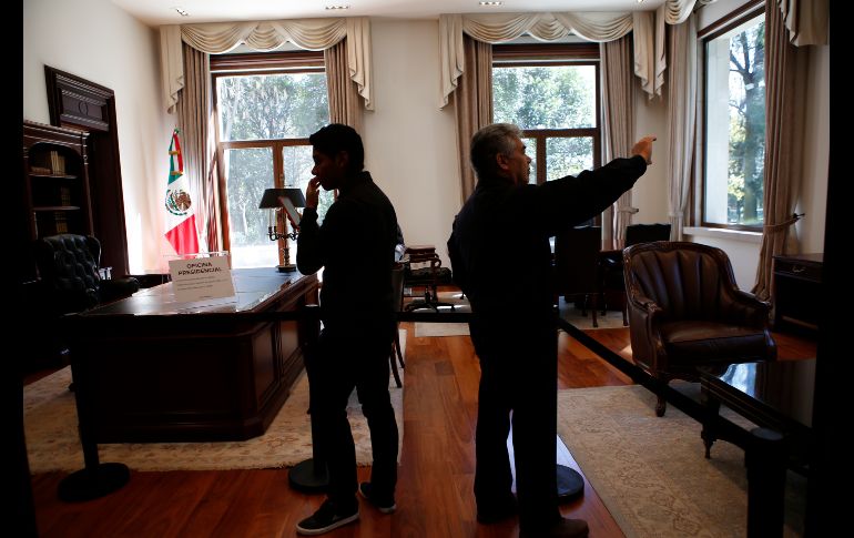 Visitantes toman fotos de la oficina presidencial. AP/G. Riquelme