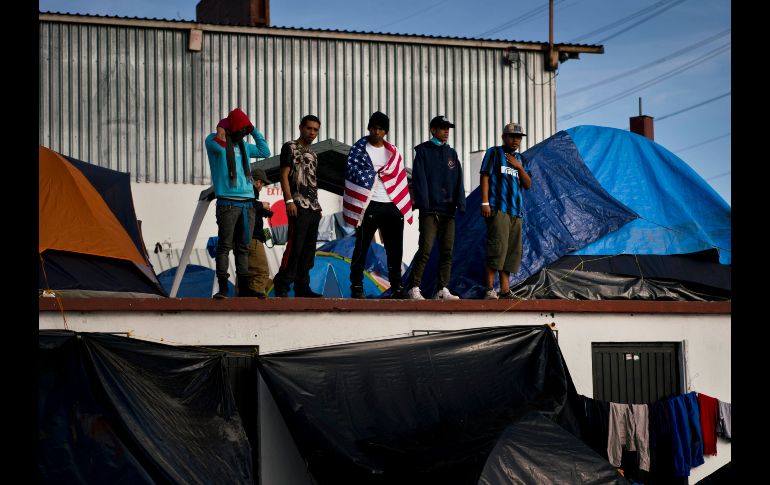 Migrantes centroamericanos se paran en un techo donde instalaron casas de campaña, dentro del nuevo albergue en Tijuana, Baja California, para refugiar a los integrantes de las caravanas. AP/R. Espinosa