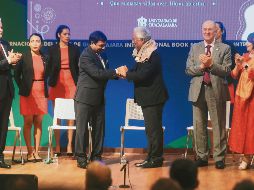 Shri Muktesh Pardeshi, embajador de India en México da la mano a António Costa, Primer Ministro de Portugal. EL INFORMADOR / G. Gallo