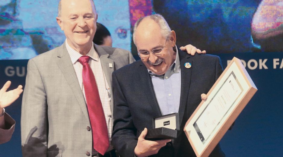 El escritor observa su galardón otorgado en el marco de la FIL. EL INFORMADOR / G. Gallo