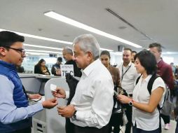 En el aeropuerto de la Ciudad de México, El Presidente de México, Andrés Manuel López Obrador, fue recibido por personas que le pedían “selfies”. ESPECIAL