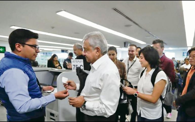 En el aeropuerto de la Ciudad de México, El Presidente de México, Andrés Manuel López Obrador, fue recibido por personas que le pedían “selfies”. ESPECIAL