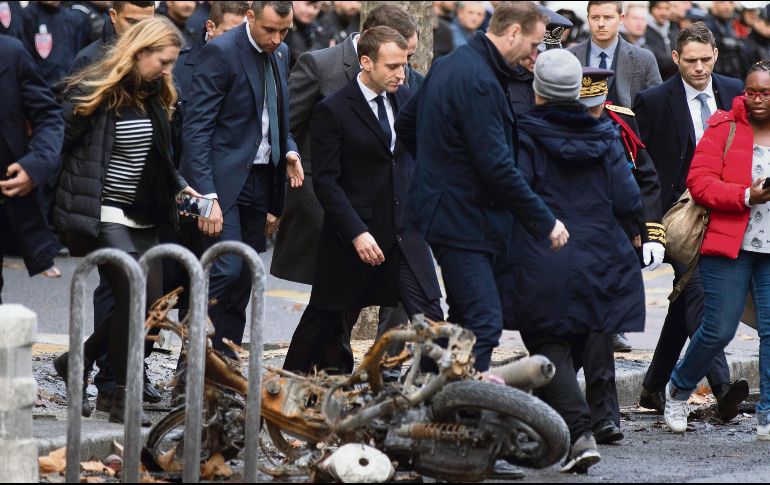 El presidente francés estuvo en la zona de las protestas. EFE