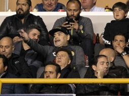 Maradona trató de transmitir instrucciones a Luis Islas y Mario García, sus auxiliares, pero poco pudo hacer arriba, como poco pudieron hacer los que estaban abajo. AFP / U. Ruiz