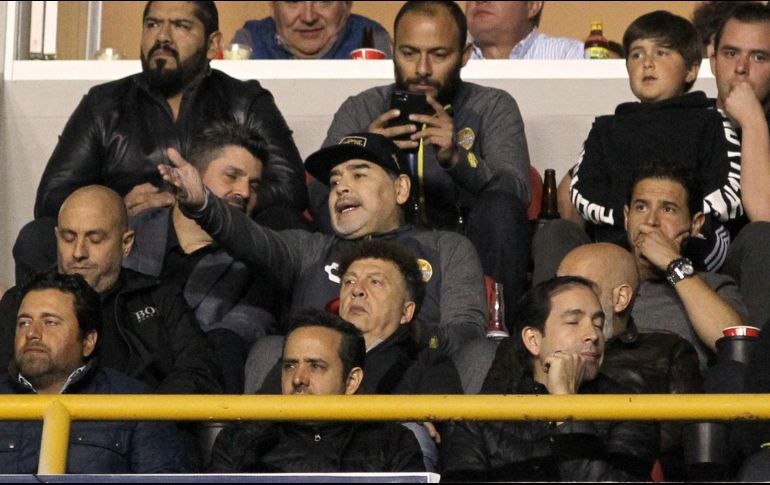 Maradona trató de transmitir instrucciones a Luis Islas y Mario García, sus auxiliares, pero poco pudo hacer arriba, como poco pudieron hacer los que estaban abajo. AFP / U. Ruiz