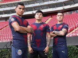 Se trata de una camiseta con base azul marino, que presenta un gran rostro de la Chiva retro en color rojo en el frente. TWITTER / @PUMAmexico