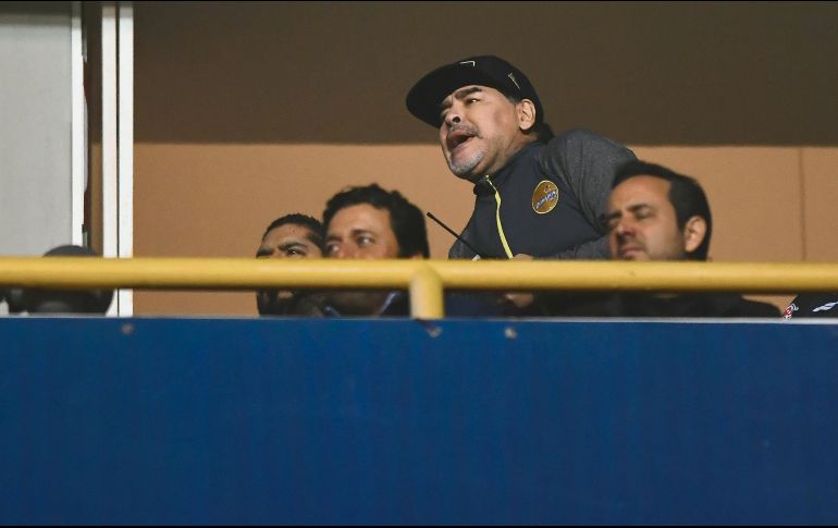 Diego Maradona terminó desesperado en un palco. Al salir del estadio sucedieron los hechos. MEXSPORT