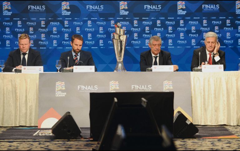 Los directores técnicos  Ronald Koeman (Holanda), Gareth Southgate (Inglaterra), Fernando Santos (Portugal) y Vladimir Petkovic (Suiza), en el sorteo de los próximos partidos de la Liga de las Naciones de la UEFA. EFE