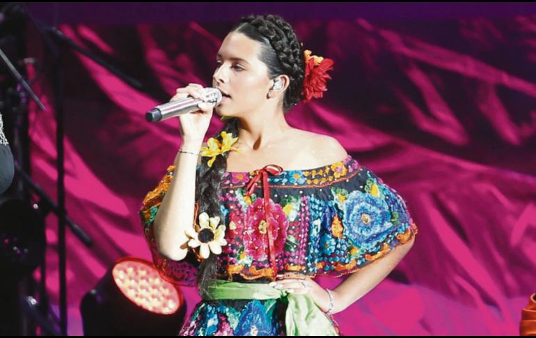 Ãngela Aguilar, joven cantante en el escenario. EL UNIVERSAL