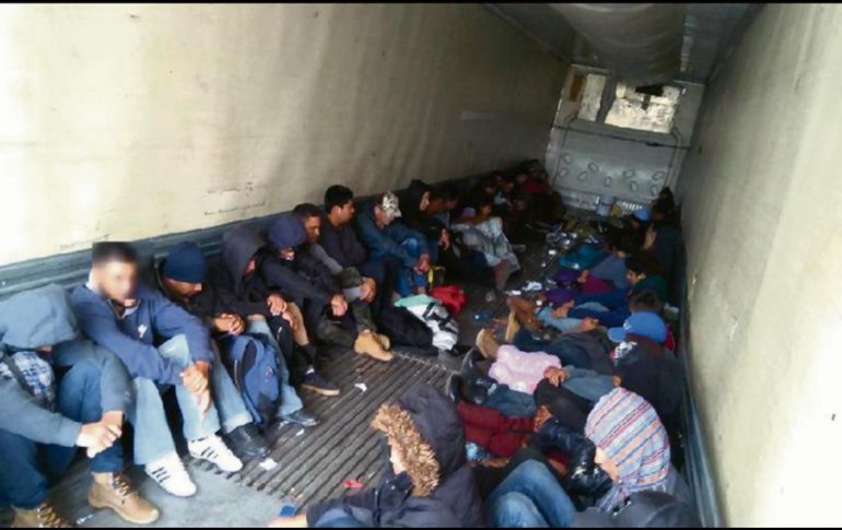 Los indocumentados son engañados por traficantes con la promesa de acercarlos a la línea limítrofe con la Unión Americana. En ocasiones son rescatados como los 119 migrantes en Nuevo León (imagen) a principios de septiembre. EFE