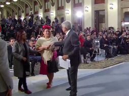 La mujer ingresó al recinto como un medio de comunicación y estaba en la primera fila cuando corrió al encuentro del Mandatario. YOUTUBE / Gobierno de México