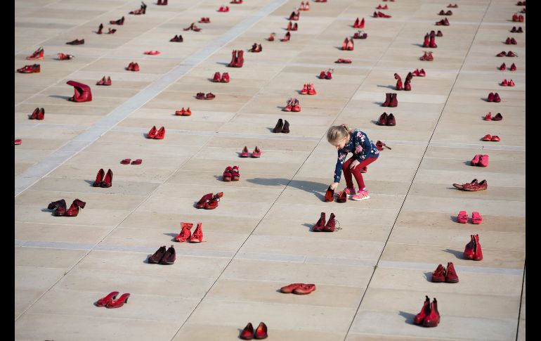 Cientos de zapatos rojos se colocaron en la plaza Habima de Tel Aviv, Israel, en protesta contra la violencia hacia las mujeres en el país. AP/O. Bality