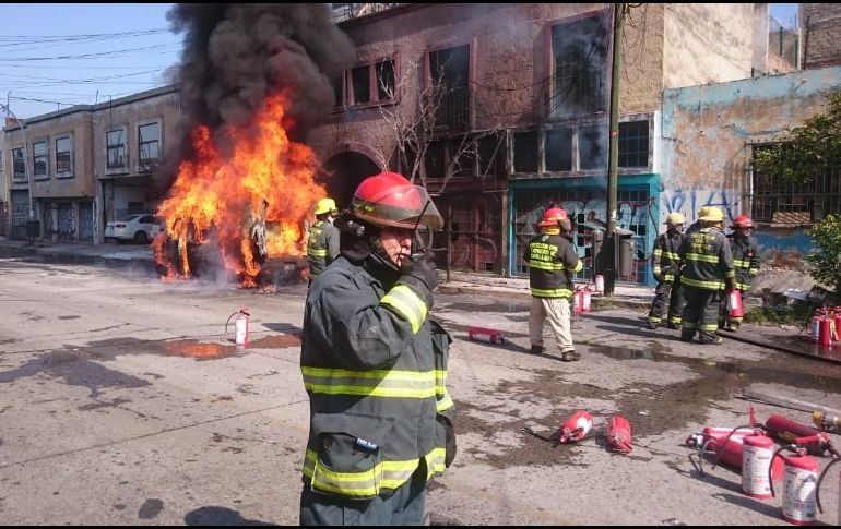 Se utilizaron entre 30 y 40 extintores para tratar de sofocar el incendio y se trabajó con dos motobombas y dos pipas. ESPECIAL/ Protección Civil Guadalajara