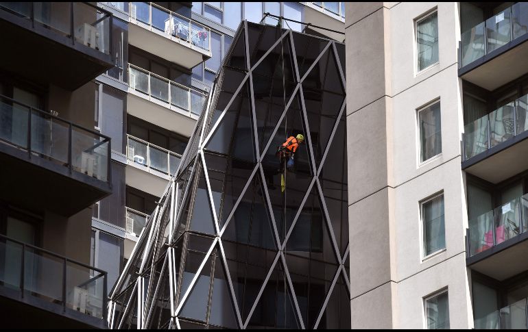 Un limpiador de ventanas trabaja en un edificio de departamentos en Melbourne, Australia. AFP/W. West