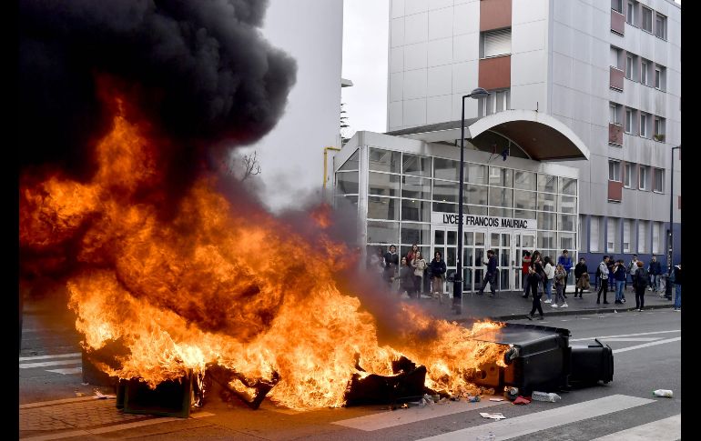 Estudiantes queman una barricada frente a su preparatoria en Burdeos, Francia, en el marco de una protesta contra la reforma educativa del gobierno. AFP/N. Tucat