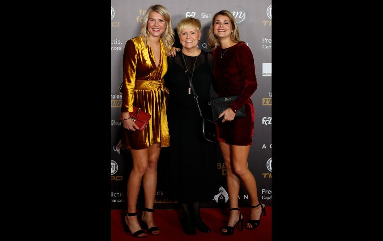 Con su madre Gerd Hegerberg y su hermana Andrine Hegerberg, jugadora del París Saint-Germain. AP/ARCHIVO