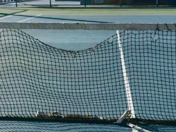 Así luce la red de una de las canchas del complejo de tenis, en donde una de las pistas presenta hundimientos en su superficie. ESPECIAL