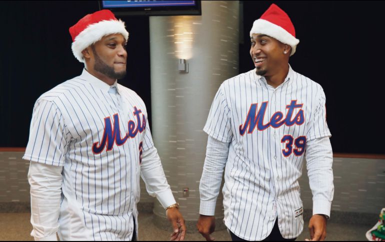Canó (izq.) y Díaz lucieron ayer sus nuevas franelas, las de los Mets de Nueva York. AP / R. Drew
