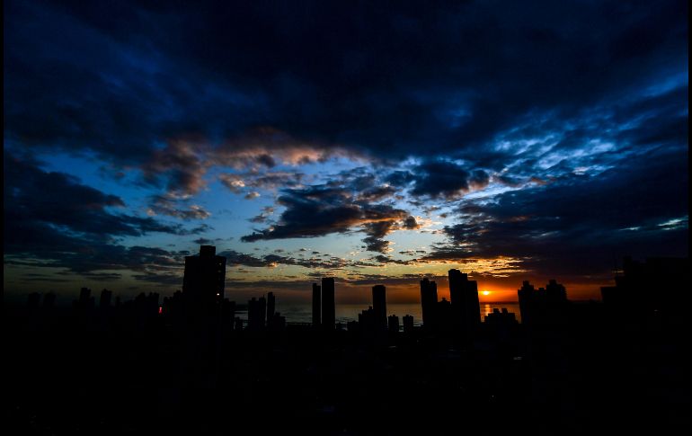 El amanecer en la ciudad de Panamá. AFP/L. Acosta