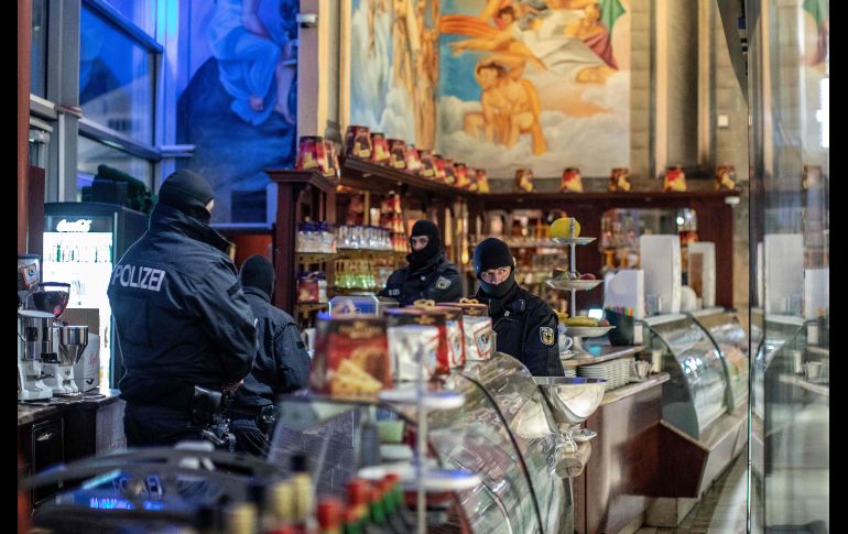 Policías inspeccionan una cafetería en Duisburg, Alemania. Más de 440 agentes practicaron hoy 14 detenciones en Alemania como parte de una redada internacional contra la 'Ndrangheta, una mafia italiana. AFP/DPA/C. Reichwein