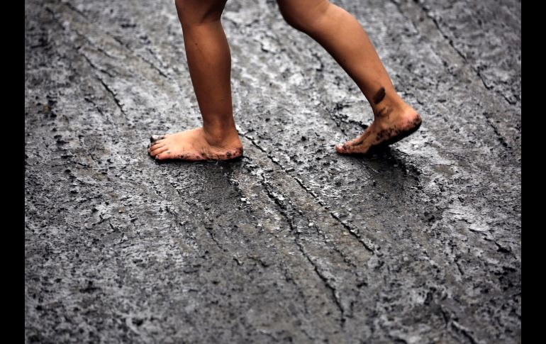 Un niño camina por una calle con lodo en un suburbio de Manila, Filipinas. La inflación y los desastres naturales amenazan con arrastrar a una mayor pobreza a la población más vulnerable si el Gobierno no implementa políticas de prevención, según datos del Instituto de Estudios sobre el Desarrollo Filipino. EFE/F. R. Malasig