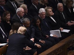 La ex candidata demócrata Hillary Clinton estaba sentada más lejos, a la izquierda de su marido Bill, quien a su vez ocupaba el espacio al lado de Michelle Obama. AFP / B. Smialowski