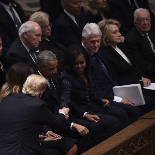 Trump saluda a Obama, pero no a Hillary Clinton, en el funeral de Bush