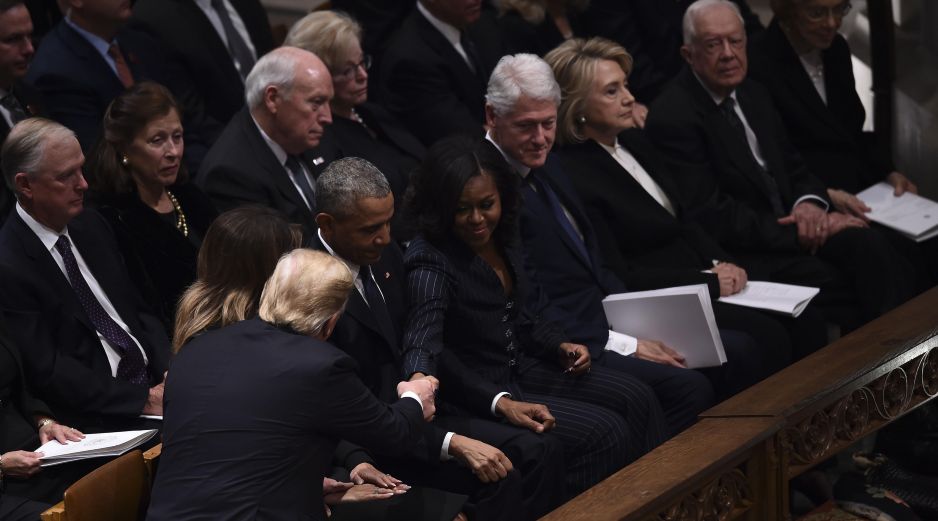 La ex candidata demócrata Hillary Clinton estaba sentada más lejos, a la izquierda de su marido Bill, quien a su vez ocupaba el espacio al lado de Michelle Obama. AFP / B. Smialowski