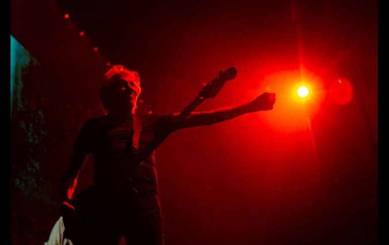 El cantante británico Roger Waters actúa durante un concierto parte de su 