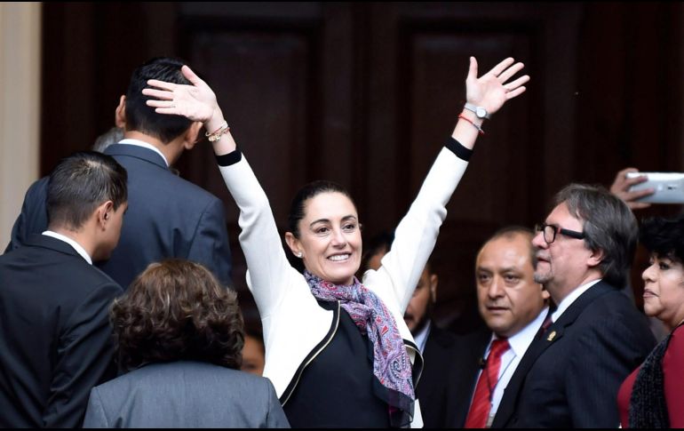 Claudia Sheinbaum saluda a su llegada al Congreso capitalino para la toma de protesta. AFP/A. Estrella