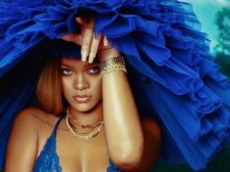 Rihanna modela una prenda de encaje color azul con un pronunciado escote. INSTAGRAM / badgalriri
