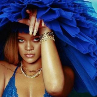 Rihanna luce sus curvas en sexy lencería