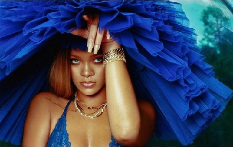 Rihanna modela una prenda de encaje color azul con un pronunciado escote. INSTAGRAM / badgalriri