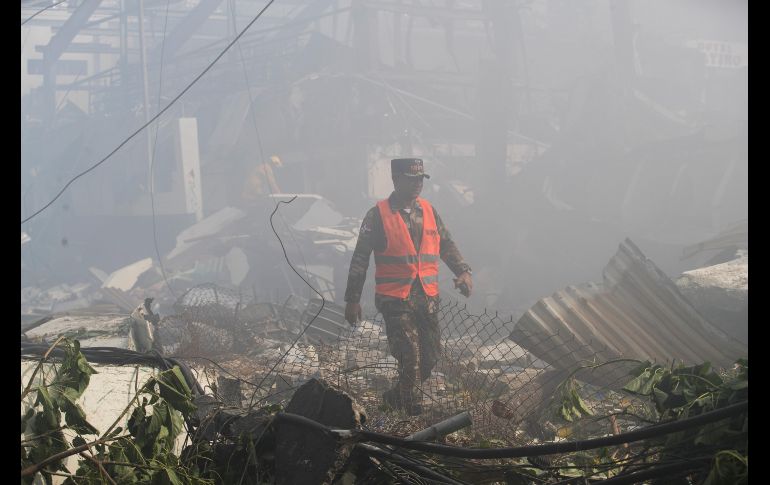 Un militar camina entre los escombros que dejó una explosión en una fabrica de plásticos hoy, en Santo Domingo, República Dominicana. Al menos dos personas murieron. EFE/O. Barría