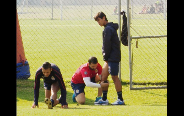Personal médico del Guadalajara atendió a José Juan Macías de una molestia en la rodilla derecha, la cual, según una fuente del club, le impedirá viajar al Mundial de Clubes. ESPECIAL
