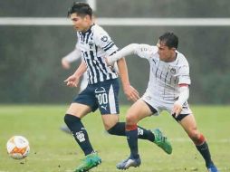 La lluvia se hizo presente ayer en Monterrey, lo que limitó a los equipos. LIGA MX