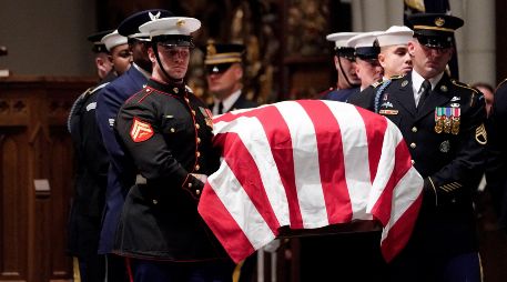 El 41 presidente de EU será enterrado este jueves después de cuatro días de tributo que ofrecieron una inusual imagen de unidad en un Estados Unidos dividido. EFE / D. J. Phillip