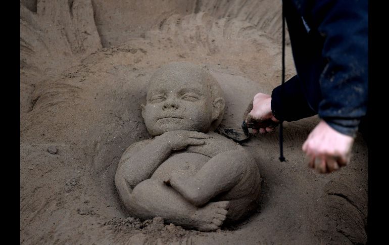 El artista ruso Ilya Filimontsev esculpe con arena para un nacimiento en la plaza de San Pedro del Vaticano. El nacimiento será esculpido por varios artistas. AFP/T. Fabi