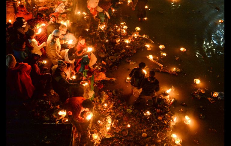 Devotos hindúes encienden lámparas para honrar a sus familiares fallecidos, durante el festival Bala Chaturdashi en Katmandú, Nepal. AFP/P. Mathema