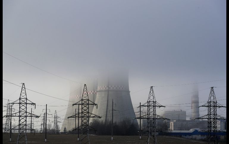 Una planta calentadora se ve entre la niebla en Minsk, Bielorrusia. AP/S. Grits