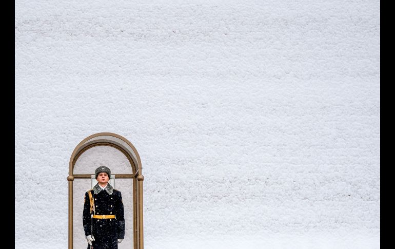 Un guardia de honor ruso vigila en la Tumba del soldado desconocido en el muro del Kremlin en Moscú, luego de una fuerte nevada la noche anterior. AFP/Y. Kadobnov