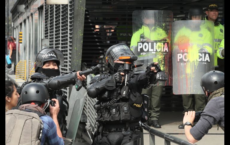 Policías reprimen una protesta de estudiantes en Bogotá, Colombia. Las movilizaciones comenzaron el pasado 11 de octubre para exigir al Gobierno del presidente Iván Duque recurso para garantizar el funcionamiento de las universidades públicas del país. EFE/M. Dueñas