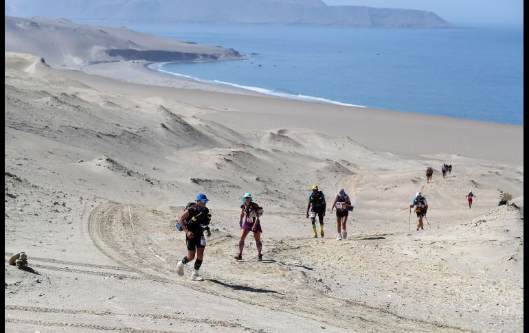 Varios corredores recorren los últimos kilómetros de la tercera etapa del Medio Maratón de las Arenas de Perú, en el desierto de la región sureña de Ica. EFE/E. Arias