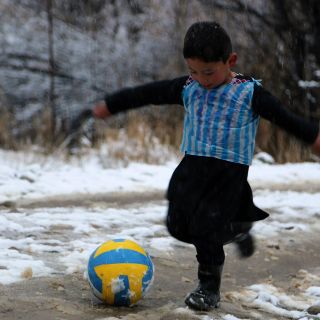 Niño fan de Messi va de la fama a la huida