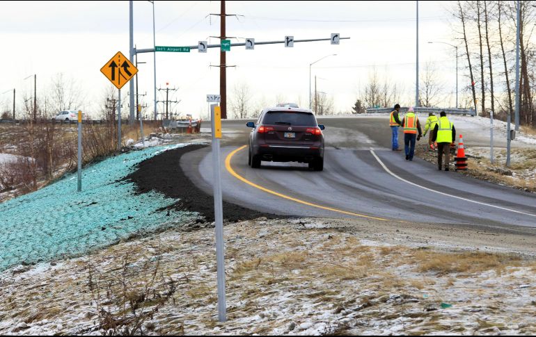 Según el Departamento de Transporte e Instalaciones Públicas de Alaska, pavimentar caminos durante el invierno no es una tarea sencilla. AP / D. Joling