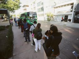 Los usuarios consultados por este medio denunciaron que, si los choferes ven que tienen un vale de pago en la mano cuando aguardan en la parada del camión, éstos simplemente no se detienen. EL INFORMADOR/F. Atilano
