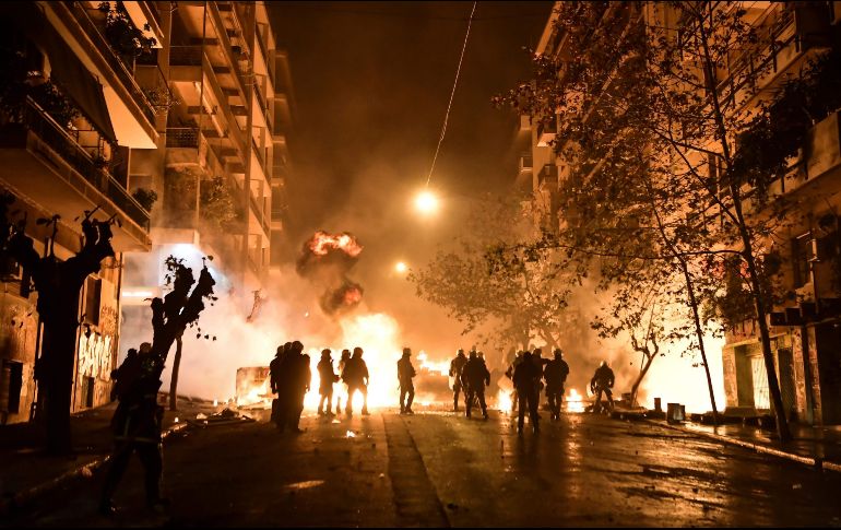 Jóvenes lanzaron bombas molotov a los elementos de seguridad. AFP/A. Messinis