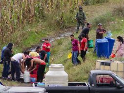Habitantes recogen el combustible ocasionado por una toma clandestina en el estado de Puebla en octubre de 2017. SUN / ARCHIVO