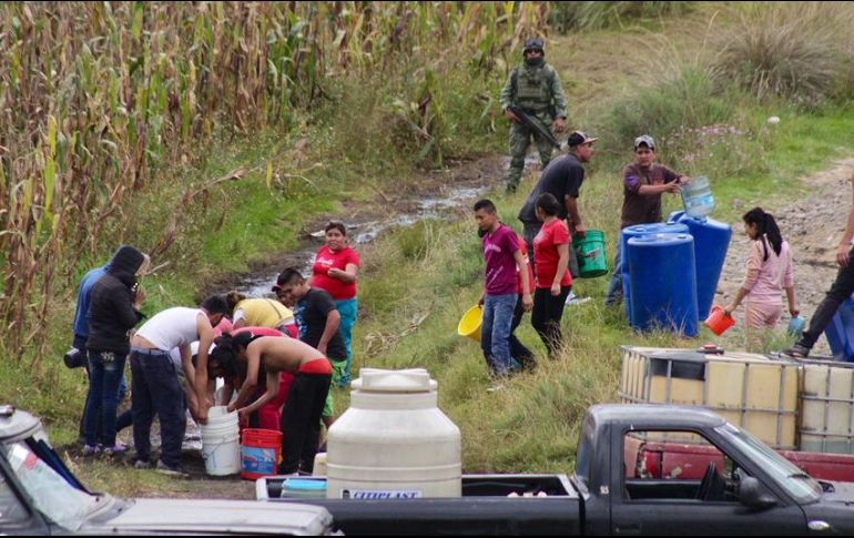 Habitantes recogen el combustible ocasionado por una toma clandestina en el estado de Puebla en octubre de 2017. SUN / ARCHIVO