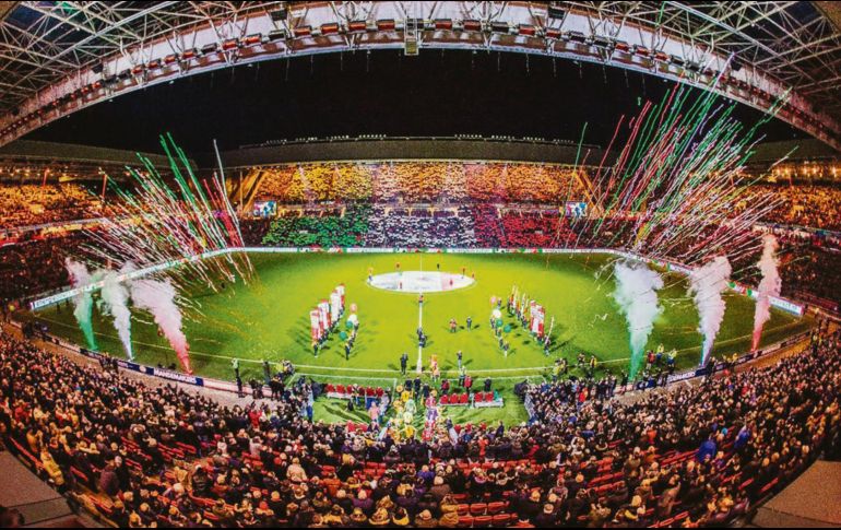 Un mosaico con la Bandera Mexicana hecho por los aficionados en las gradas y fuegos artificiales dieron el tinte de fiesta. TWITTER / @PSV